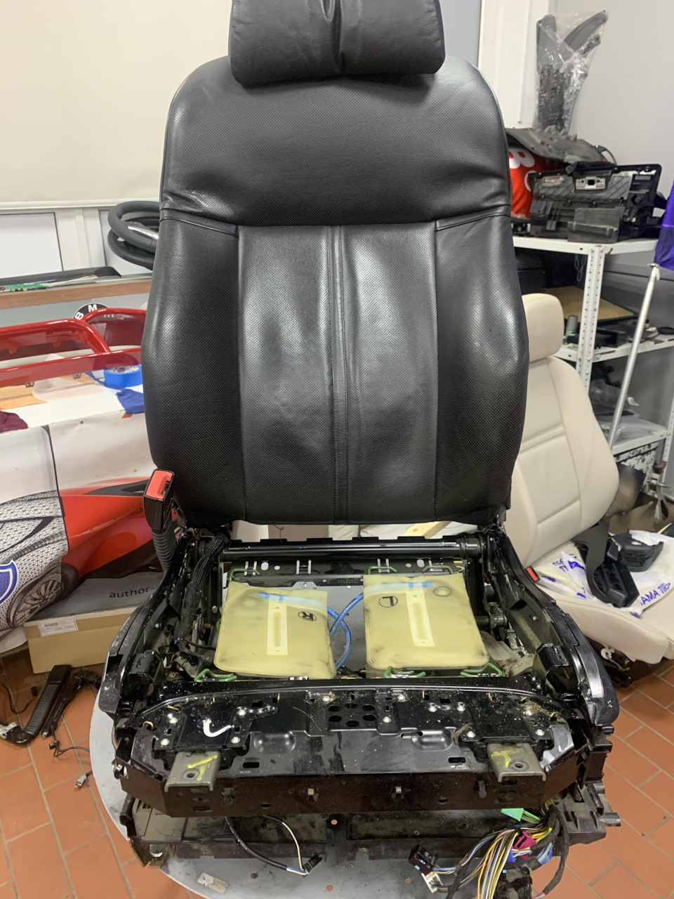 Снимаем поджопник и меняем местами с пассажирским. Отломанная кожа на пассажирском сидении упираеся в тоннель и ее не видно). — BMW 7 series (E65/E66)