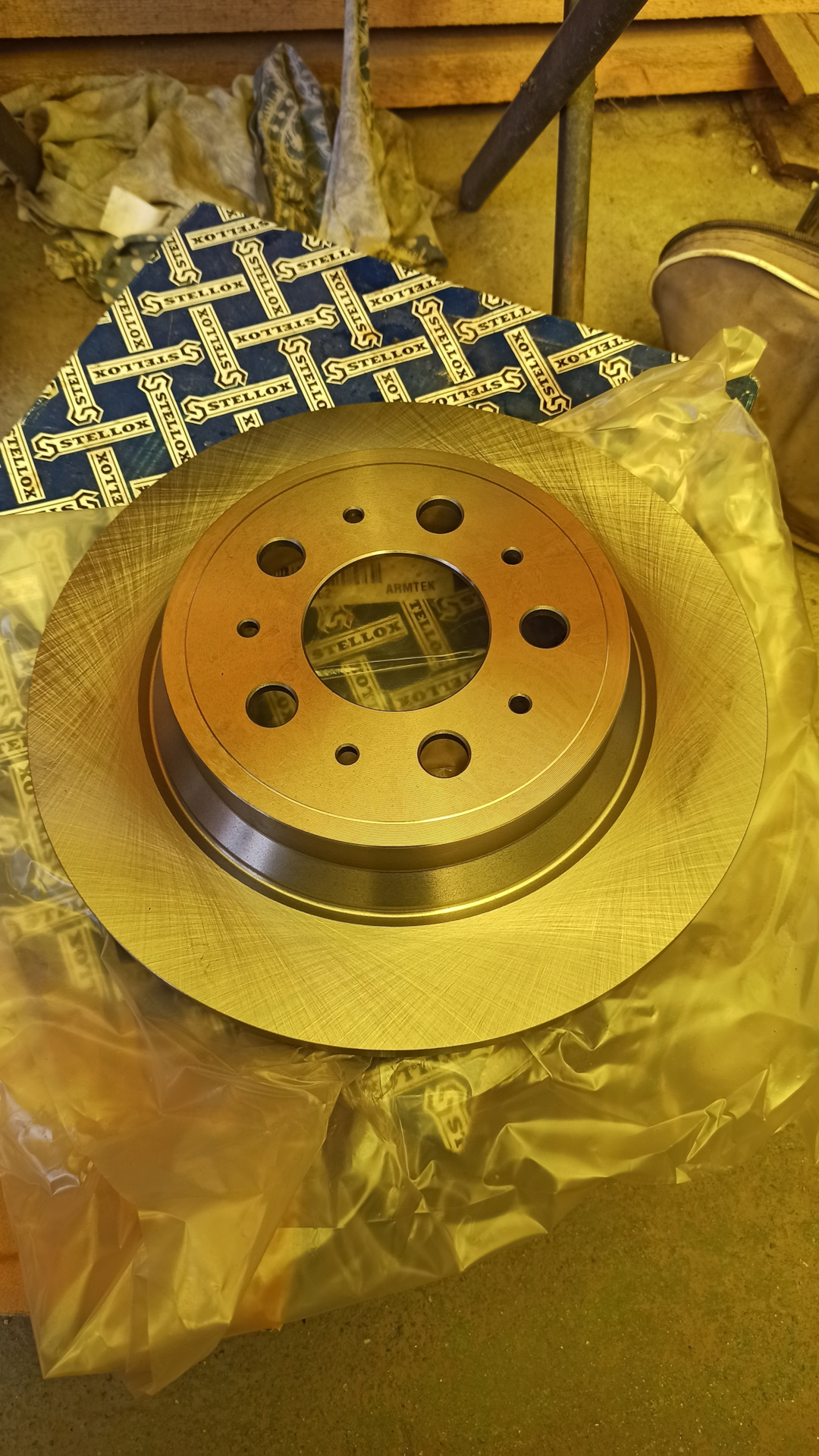 Замена задних тормозных дисков и колодок — Volvo S60 (1G), 2,4 л, 2006 ...