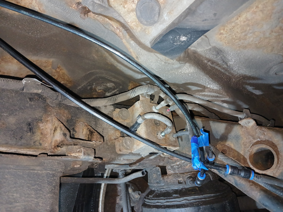 Это до начала работ — как образец фитингов соединения. Шланг с компрессора уже обрезан, но еще не подключен. — KIA Mohave (HM)