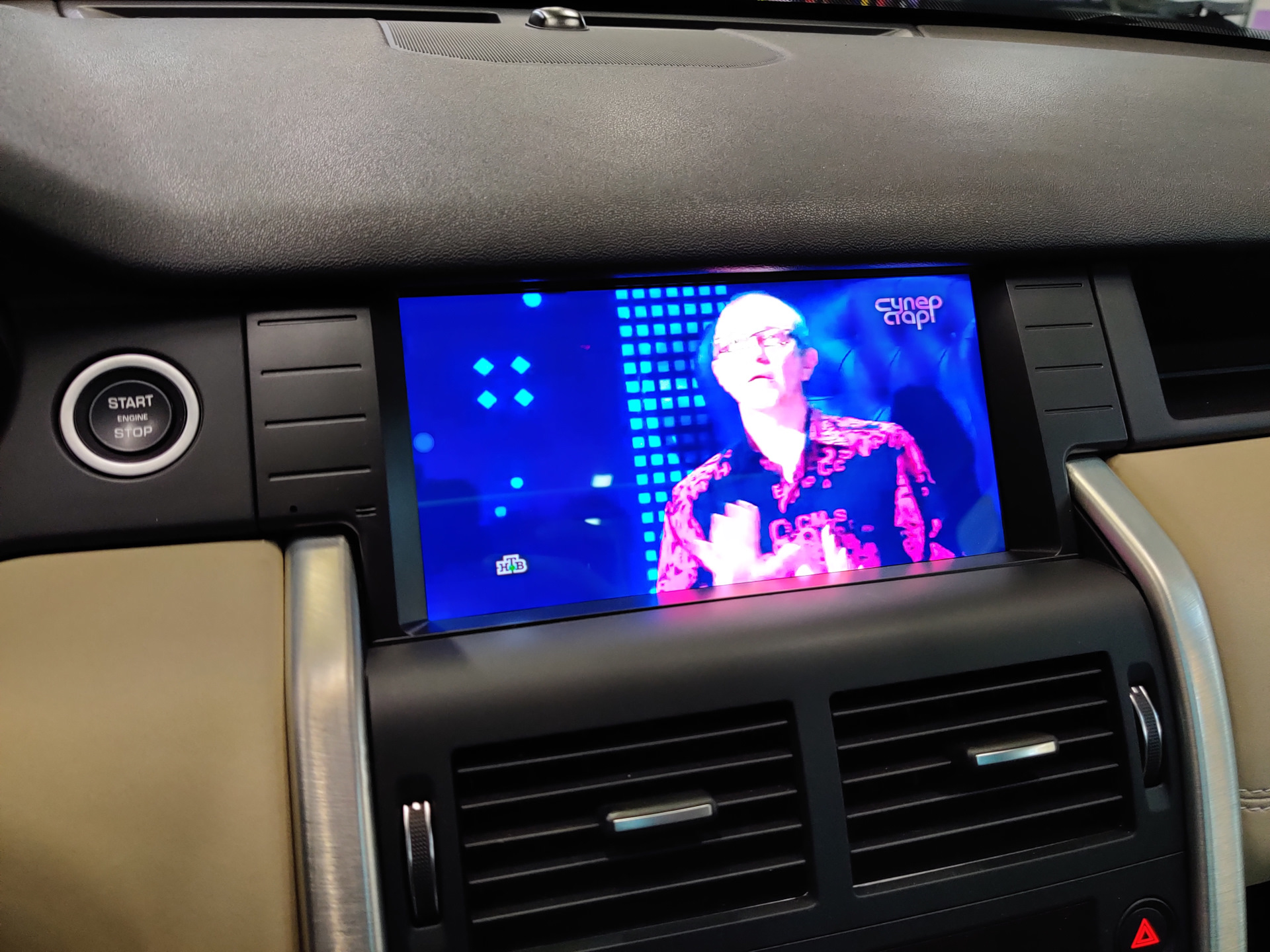 Штатный монитор ленд ровер. Установка штатного монитора bmw e83. Штатный монитор авто. Головные мониторы. Замена штатного монитора.