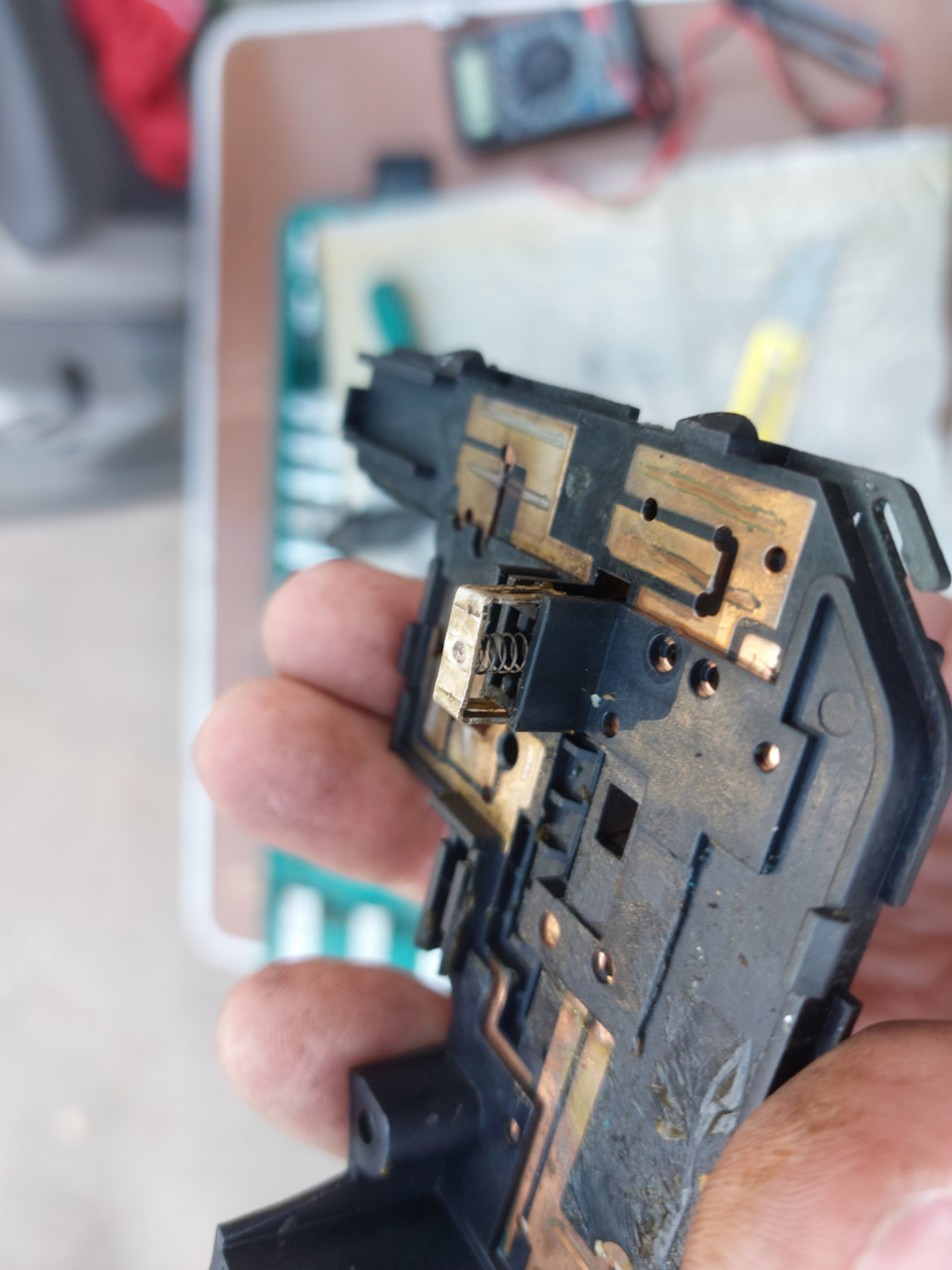 Верхняя часть, подпружиненный элемент как раз замыкает контакты при включении ПТФ. — Chrysler PT Cruiser