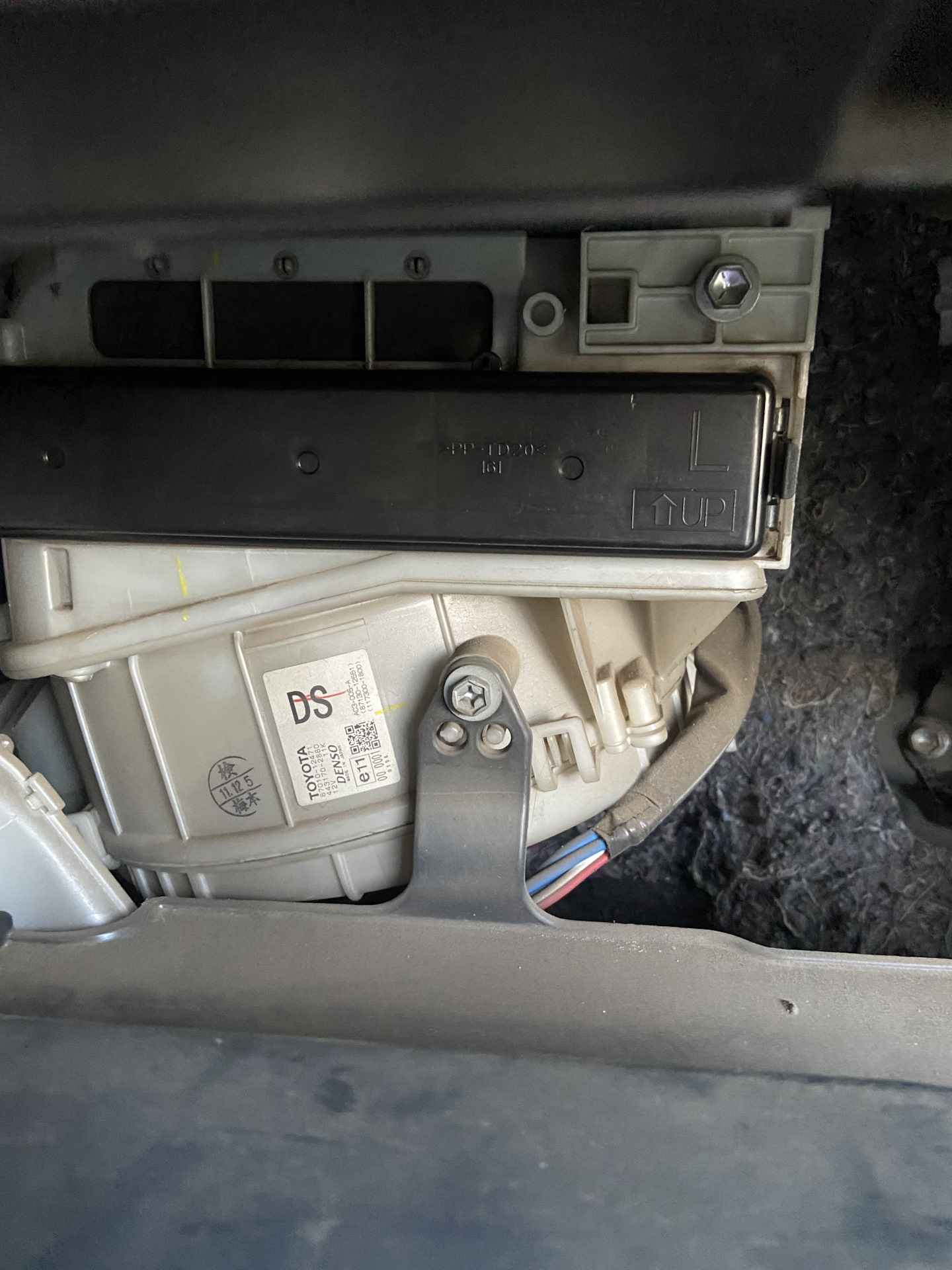 Крышка салонного фильтра с Али — Toyota Corolla (140/150), 1,4 л, 2008 ...