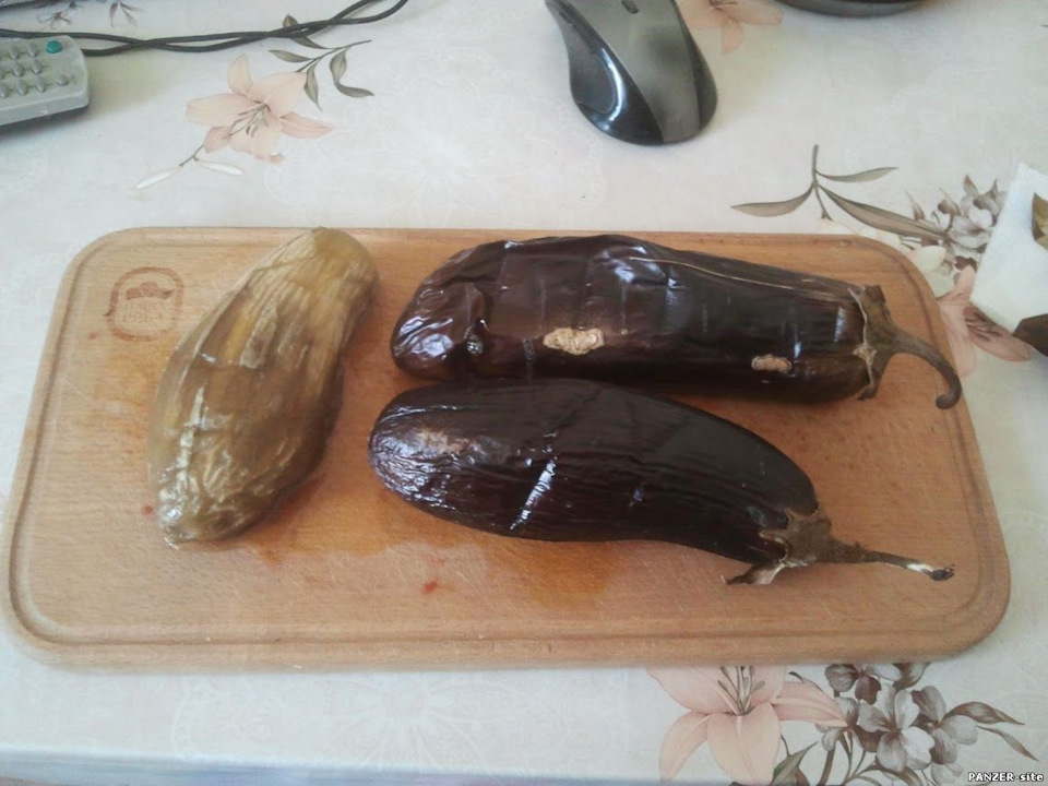 сырая баклажанная икра рецепт простой и вкусный. SoAAAgCSm A 960. сырая баклажанная икра рецепт простой и вкусный фото. сырая баклажанная икра рецепт простой и вкусный-SoAAAgCSm A 960. картинка сырая баклажанная икра рецепт простой и вкусный. картинка SoAAAgCSm A 960. Овощей на базарах полно, а желание приготовить баклажанную икру муляет меня еще с прошлого года, когда я кабачковую икру готовил. Но в прошлом году, до баклажанов руки так и не дошли, но в этом году, я все-таки дорвался до них!В детстве я часто ел баклажанную икру, мамка готовила ее по всякому – и жареную, и сырую, и для консервации. У разной икры и вкус разный, и у каждого свой взгляд на это. Я больше люблю икру сырую и именно ее я и решил приготовить.Кто не помнит фрагмент из фильма «Иван Васильевич меняет профессию» когда накрывается стол для ненастоящего царя, и герой Крамарова рассказывает о всяческих яствах, и особенно облизывается на икру баклажанную, заморскую? Я так думаю, помнят все, кто видел фильм, но особенно эта шутка запомнилась тем, кто жил при Союзе, ведь и ежу было понятно, что икра заморская баклажанная была намного доступнее икры черной и красной, на которую царский писарь и внимания-то не обратил.Я, правда, буду несколько другую икру готовить, но в умах большинства баклажанная икра запомнилась именно такой, какой ее показали в знаменитой комедии.
