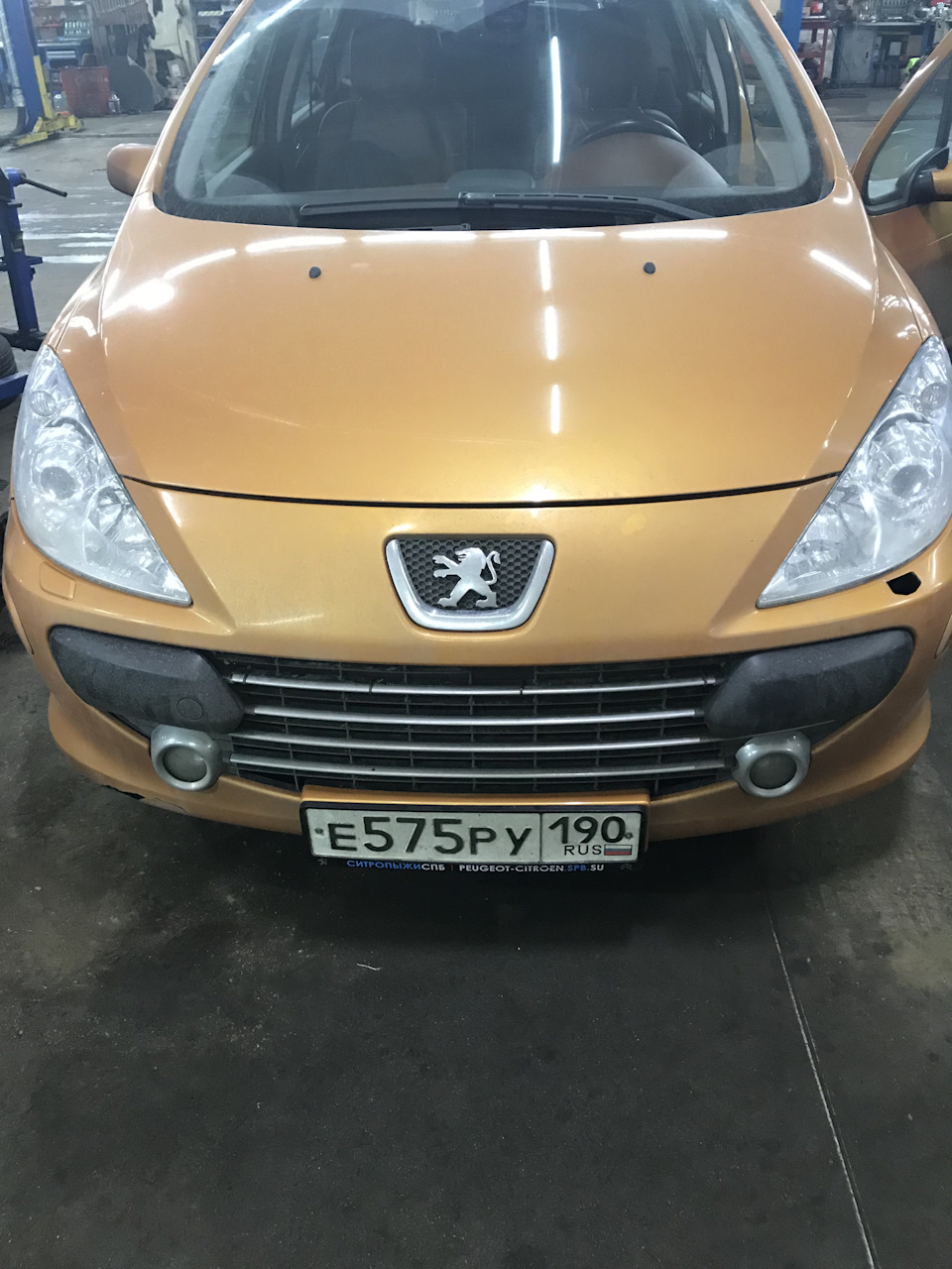 Раньше спереди на было рамки, теперь есть:) — Peugeot 307