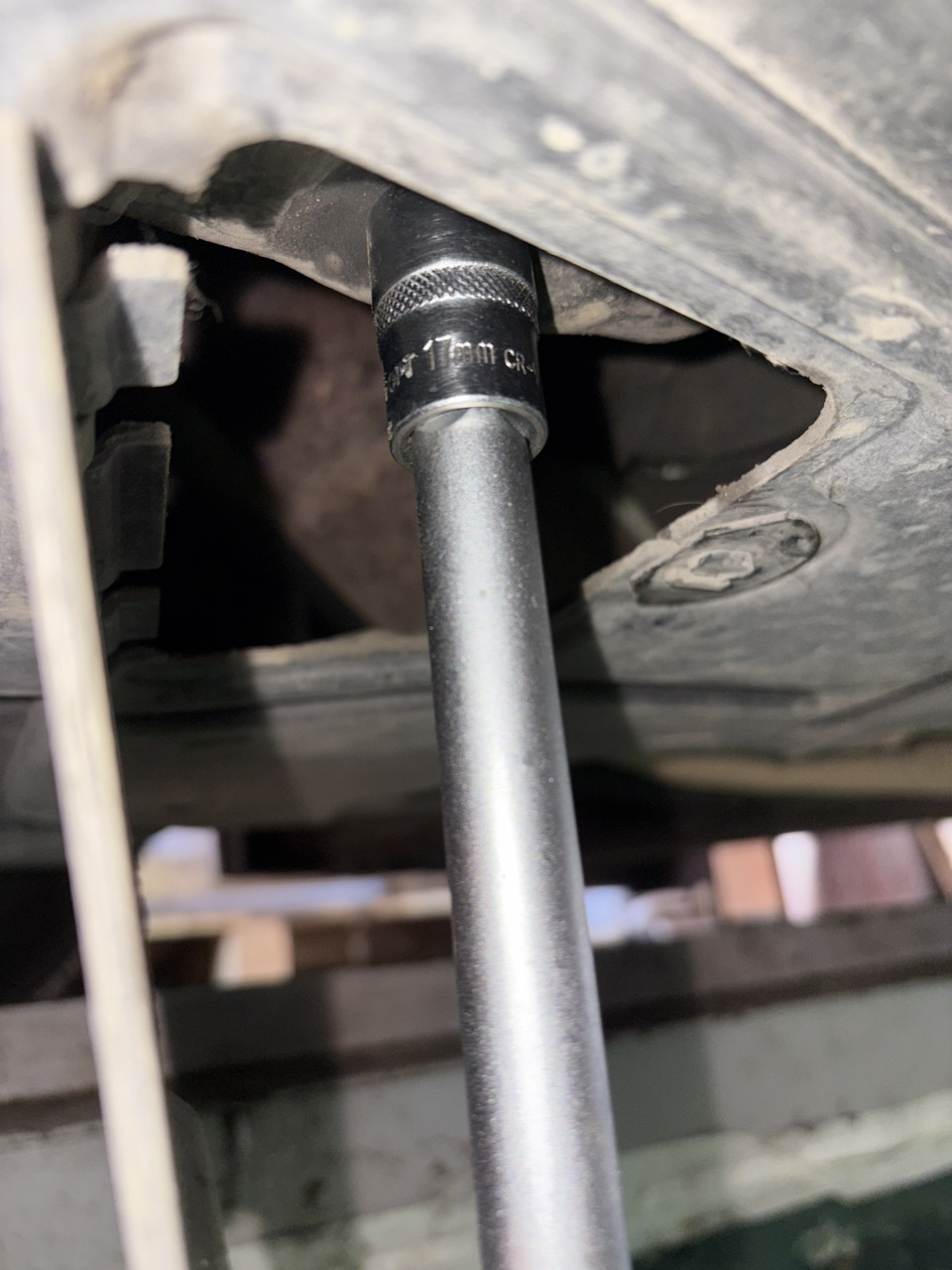 Головкой на 17 откручиваем пробку поддона, не забываем заменить медную шайбу на ней — BMW 1 series (E81/E87)