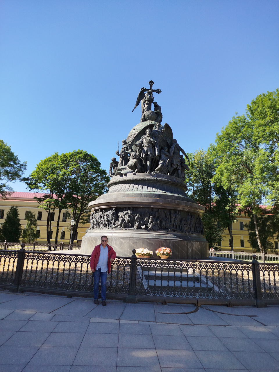 Знаменитый памятник Тысячелетие Руси, с незаслуженно забытым Иваном Грозным, у которого с новгородцами были мягко говоря натянутые отношения. По легенде Грозного решили не увековечивать именно из-за этого. Хотя есть и более правдоподобные на мой взгляд версии. — Renault Kaptur (2020)