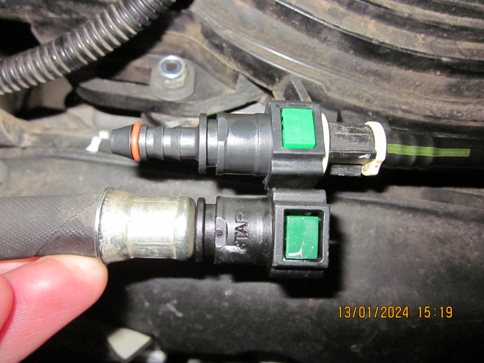 Сравнение стокового разъёма с неоригинальным — Lada Vesta SW (1G). Запчасти на фото: 13012024