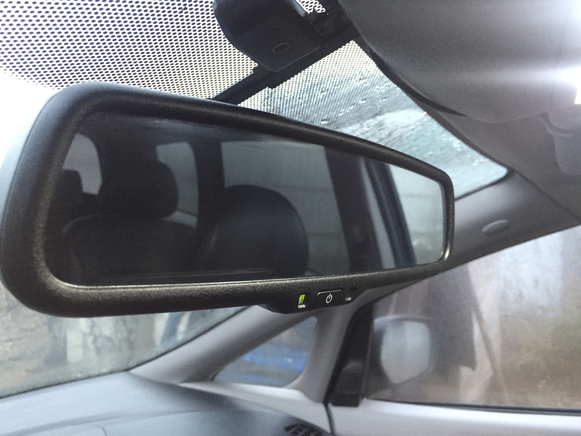 Автозатемнение зеркала заднего. Зеркало с автозатемнением и монитором Lancer 10. Зеркало с автозатемнением Приус 20.