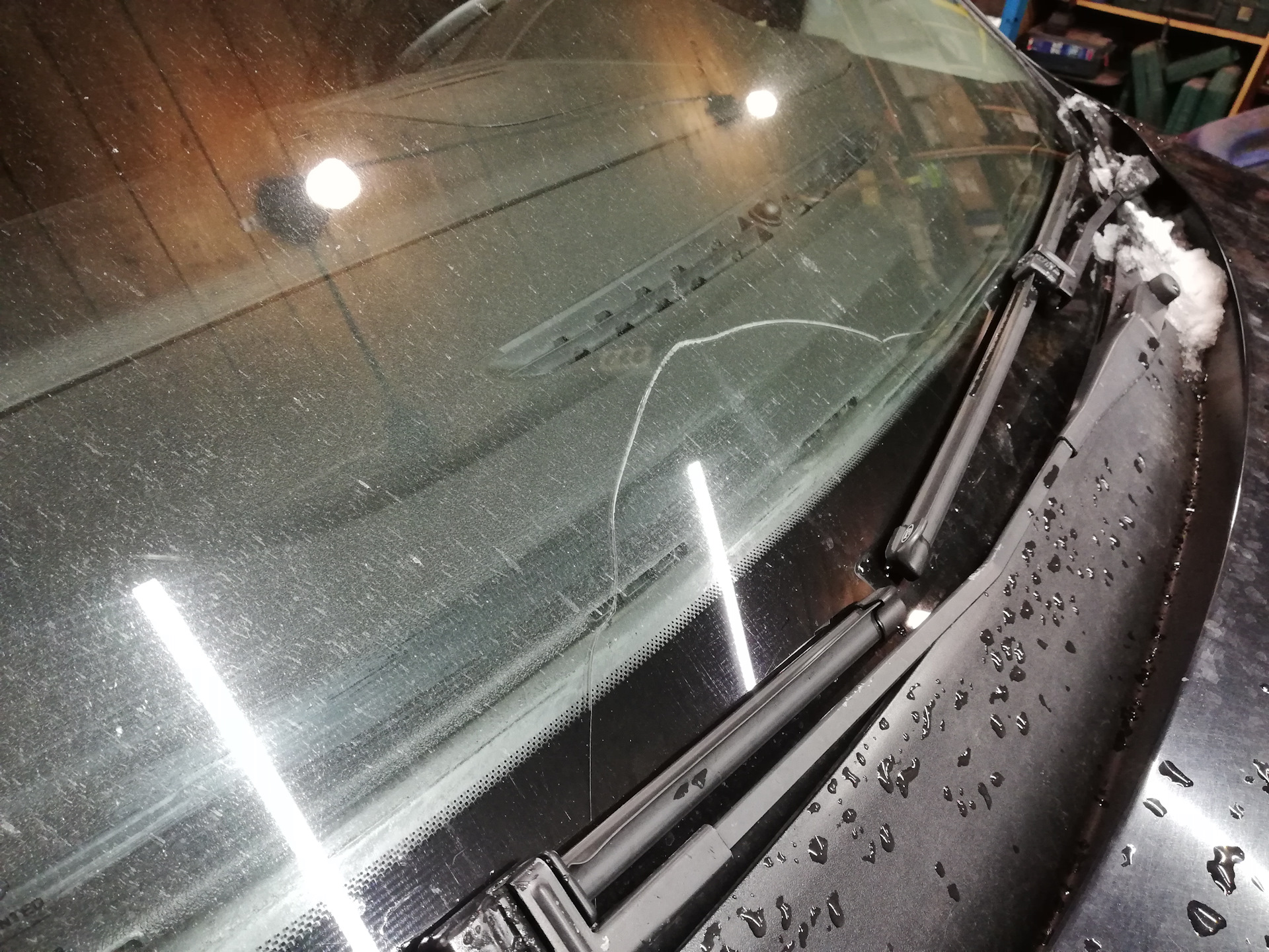 Может ли трещина. Трещина лобового стекла на w213. Треснуло лобовое стекло. Трещина на стекле автомобиля. Лобовое стекло Трошена.