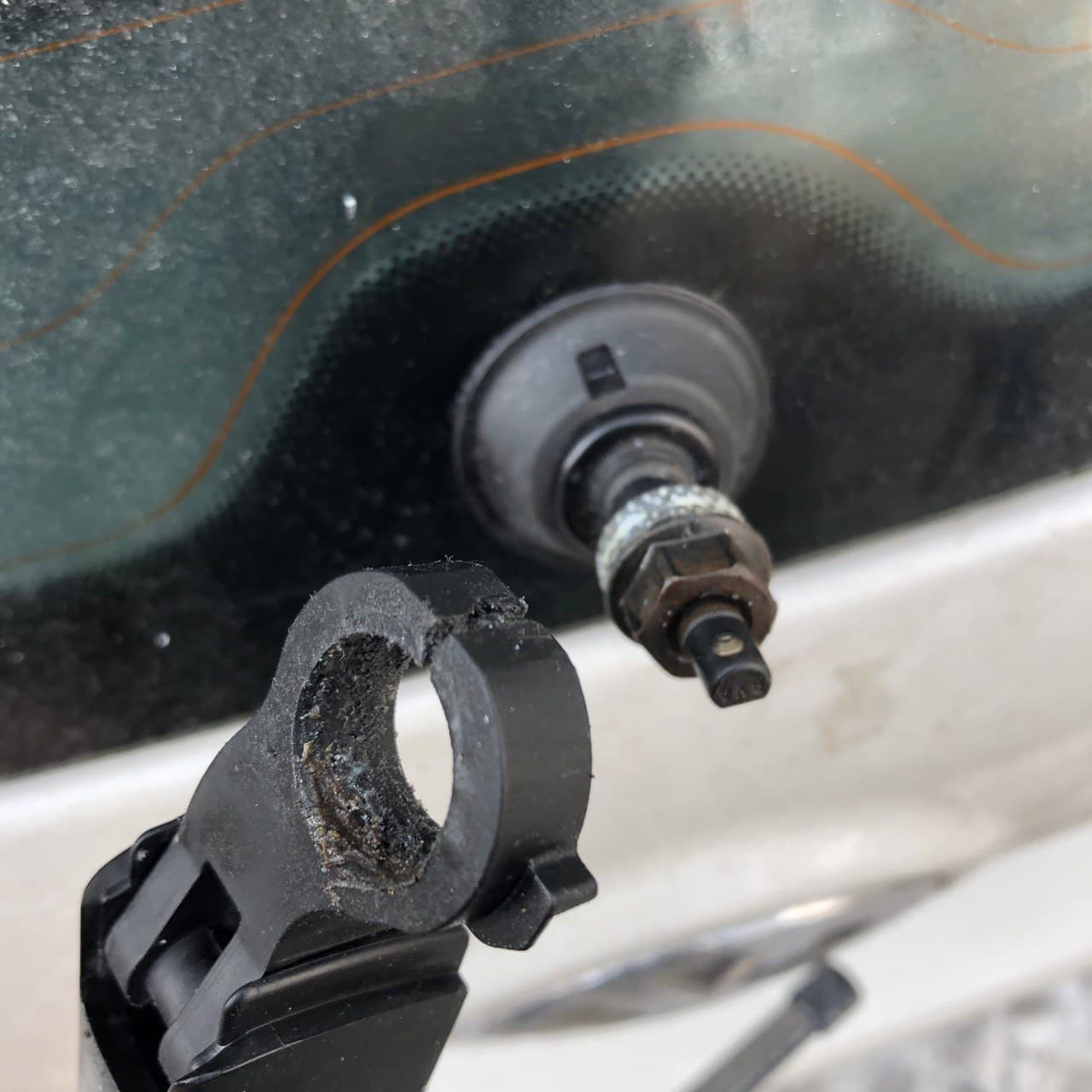 Замена поводка заднего дворника. — Volkswagen Golf GTI Mk5, 2 л, 2008 ...