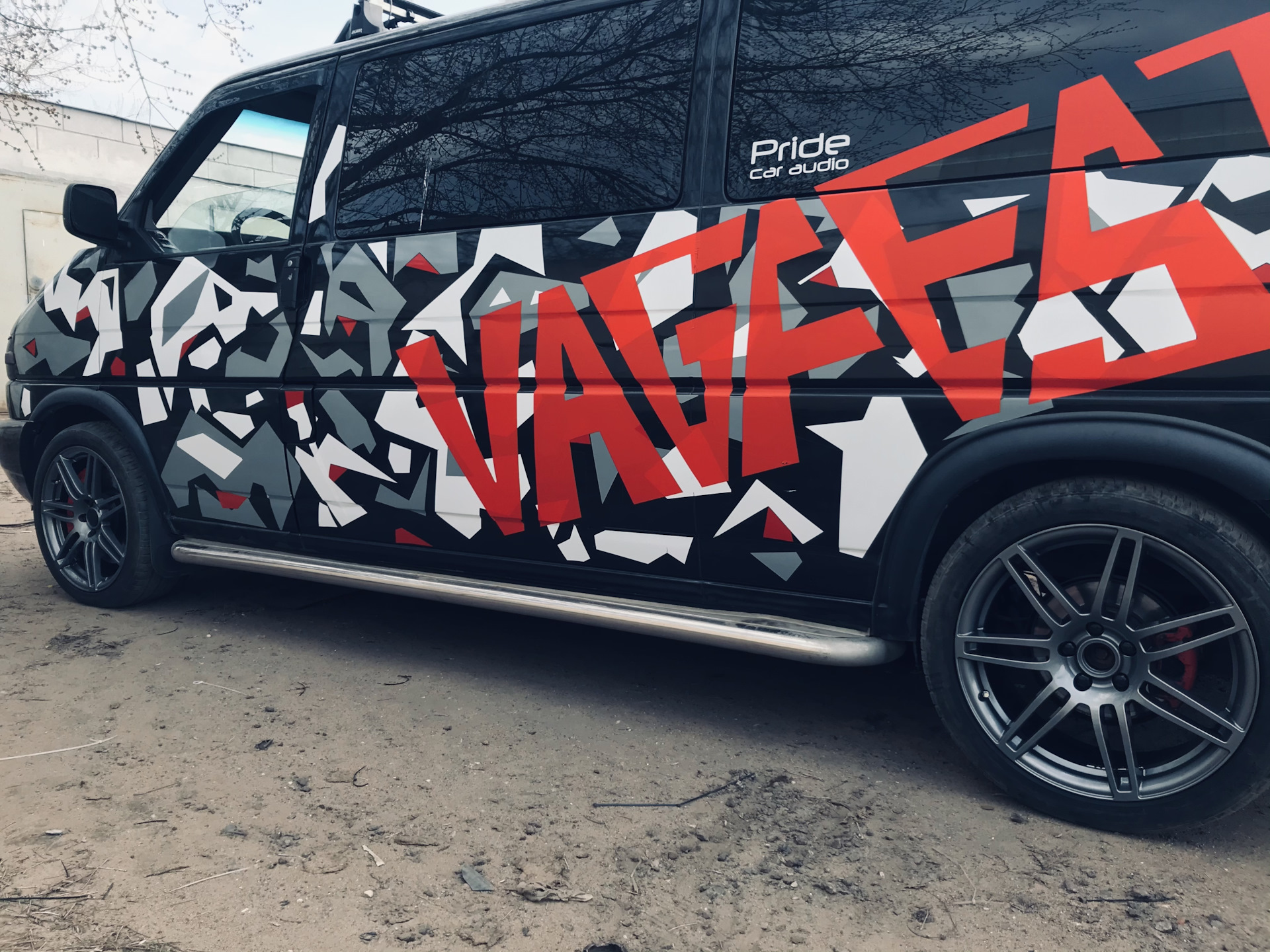 Свежевыкрашенные диски — установлены — Volkswagen Caravelle (T4), 2,5 л ...