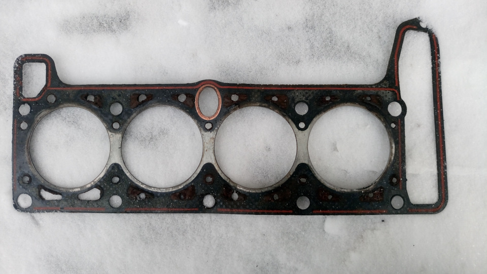 В целом видны очень грязные лохматые рыжие налеты в местах циркулирования ОЖ — Chevrolet Niva (1G)