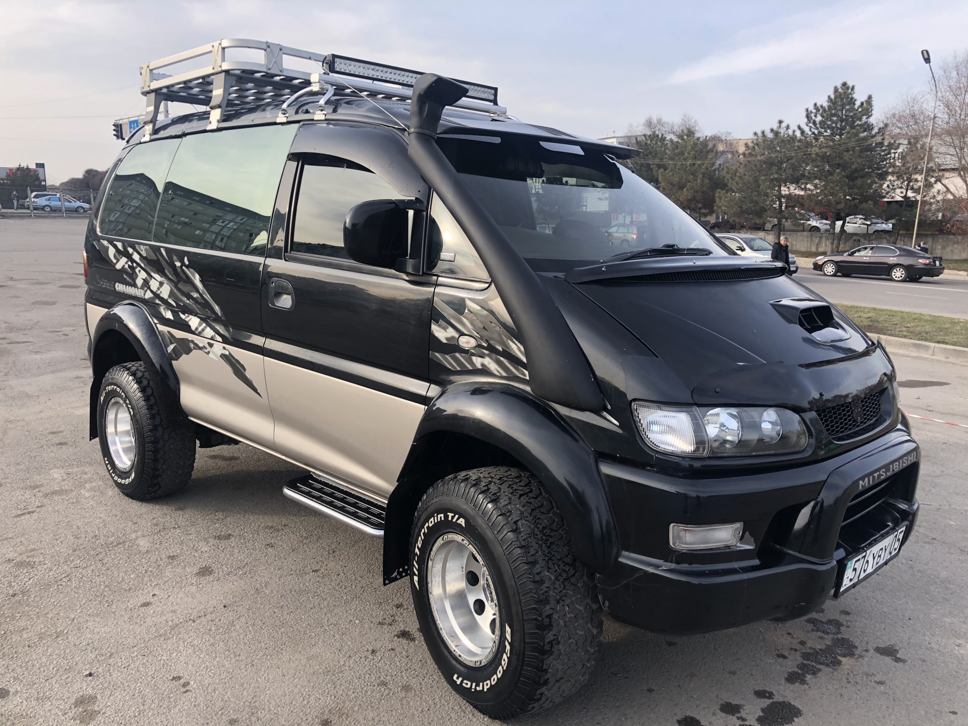 Мицубиси делика купить бу. Mitsubishi Delica 2.8. Mitsubishi Delica d2. Mitsubishi Delica l400 Chamonix. Mitsubishi Delica Raptor.