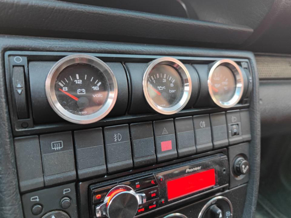 Доп. приборы с новыми вставками в интерьере. — Audi 100 (C4), 2 л, 1991 ...