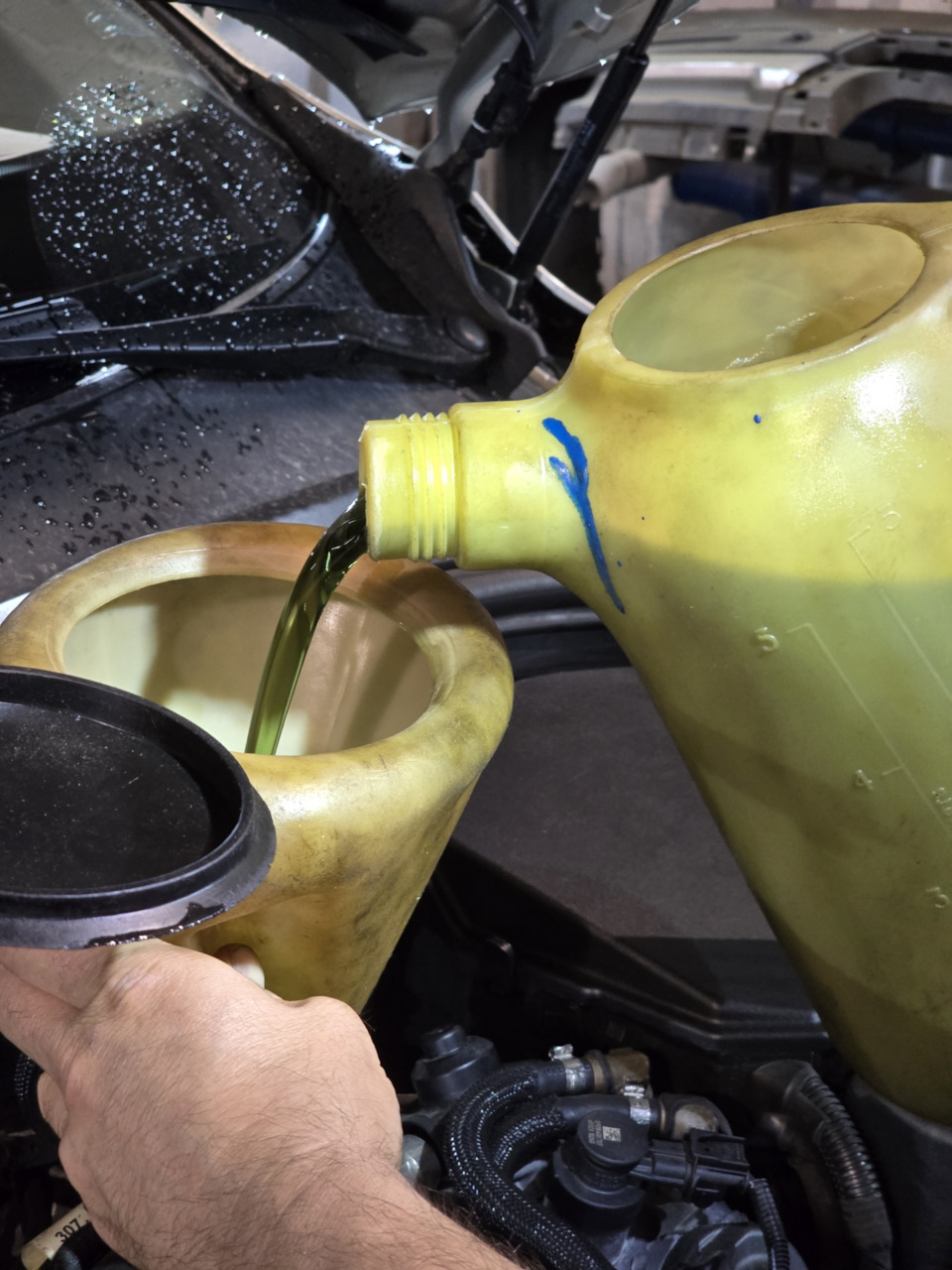 Заливаем в двигатель. Оно гуще и темнее промывочного. Ежу понятно 😄. — Volvo XC60 (1G)