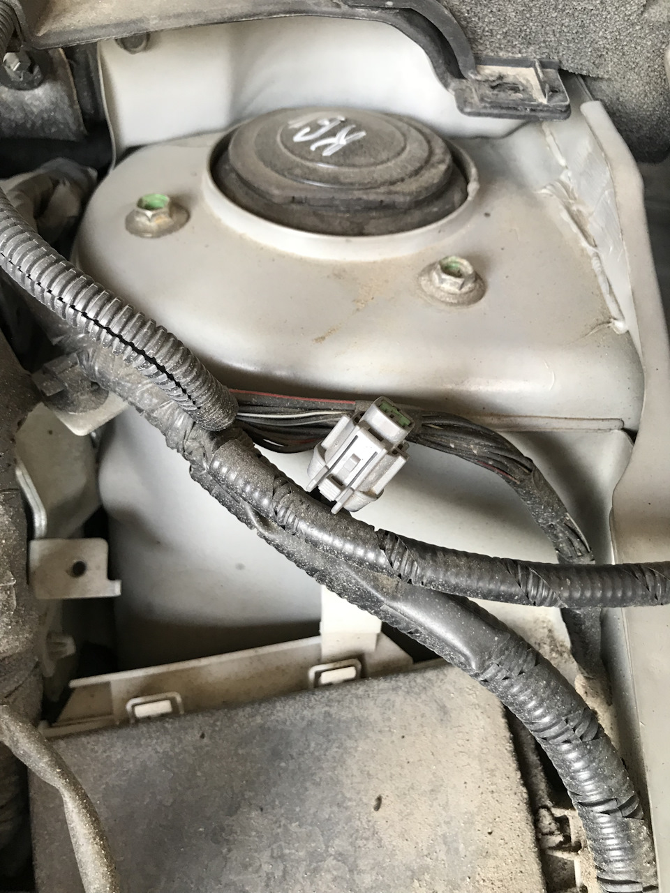 Вот эта не понятная фишка, с лева под капотом по ходу авто. — Nissan Bluebird Sylphy (G11)