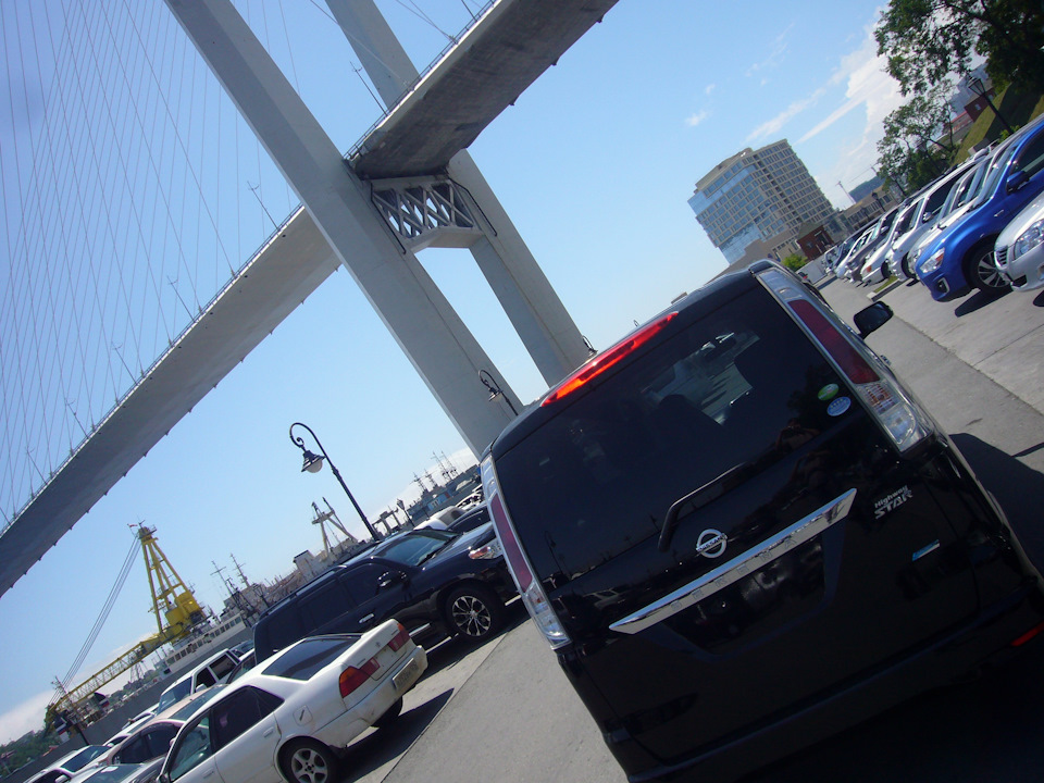 Наша Серенка на фоне Золотого моста сразу после покупки. Ещё не освоились как следует с управлением, машинка новая, немного непривычно, а трафик в городе и движение такие, что спина взмокнет у любого водителя впервые здесь побывавшего. Вот и остановились тогда перевести дух, успокоиться)) — Nissan Serena Mk IV (C26)