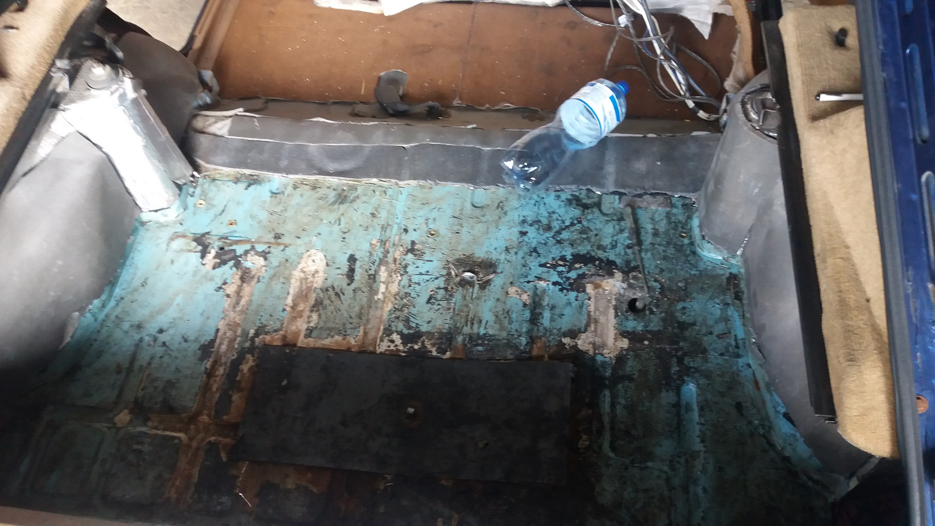Ремонт днища автомобиля стекловолокном. Днище багажника на оку. Пробил дно у машины. Рваное днище. Пробитое днище машины.