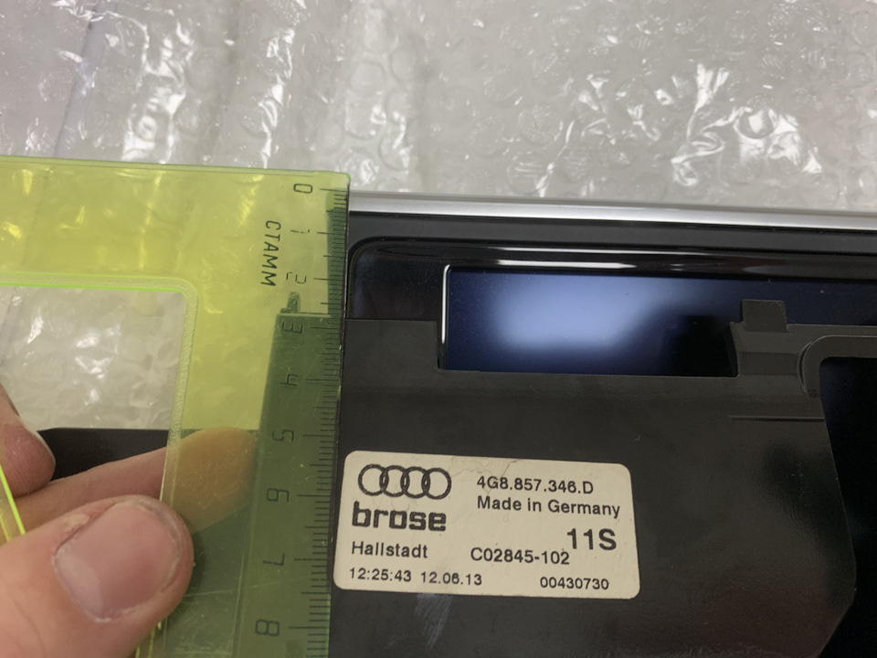 что такое mmi в ауди. SsAAAgHXX A 960. что такое mmi в ауди фото. что такое mmi в ауди-SsAAAgHXX A 960. картинка что такое mmi в ауди. картинка SsAAAgHXX A 960. Решил детально разобраться в функциях и возможностях AudiConnect установленном в моём автомобиле. Для начала необходимо зарегистрироваться на сервисе myAudi через официальный сайт. Есть такое словосочетание "user friendly interface" — понятный для использования интерфейс и вот это понятие никак не отнесешь к сервису myAudi. Куча картинок и бесполезной информации, вдобавок отсутствие прямых ссылок, вызывает по крайней мере недоумение при поиске необходимой информации на официальном сайте ауди и последующей необходимой регистрации в сервисе. Все расставляет на свои места руководство по эксплуатации, ему впоследствии и доверяю больше.После регистрации вводим VIN своего авто и в личном кабинете подгружается вся информация по автомобилю. На страничке видим фотки машины, как в конфигураторе. Есть раздел "Бортжурнал" в котором открывается доступ на полнообъёмную онлайн инструкцию по эксплуатации. Также можно ввести индивидуальные данные автомобиля, такие как пробег, дата регистрации, номерной знак, выкупная цена и еще какая то фигня. Не стал заполнять. Ну и последний раздел — удалить профиль автомобиля).Во вкладке "функции" главного экрана доступно скачивание обновлённых карт. Можно скачать целиком всю Европу (13,3 Гб), а можно только по необходимым регионам (например Россия — 2,1 Гб).Во вкладке "сервис" можно найти информацию о ближайшем сервис центре и получить общие рекомендации по сервисным работам в зависимости от пробега и возраста автомобиля.И… больше НИХРЕНА нет! Инструкция по myAudi не соответствует действительному интерфейсу. Данные с немецкого сайта разнятся с данными на русском сайте. Приложение из AppStore имеет какой то урезанный функционал с общей ознакомительной информацией. Может что то и изменится с активацией Audi Connect из автомобиля, но у меня не получилось задать основного пользователя, хоть и ввел все данные корректно. Система выдала ошибку соединения.