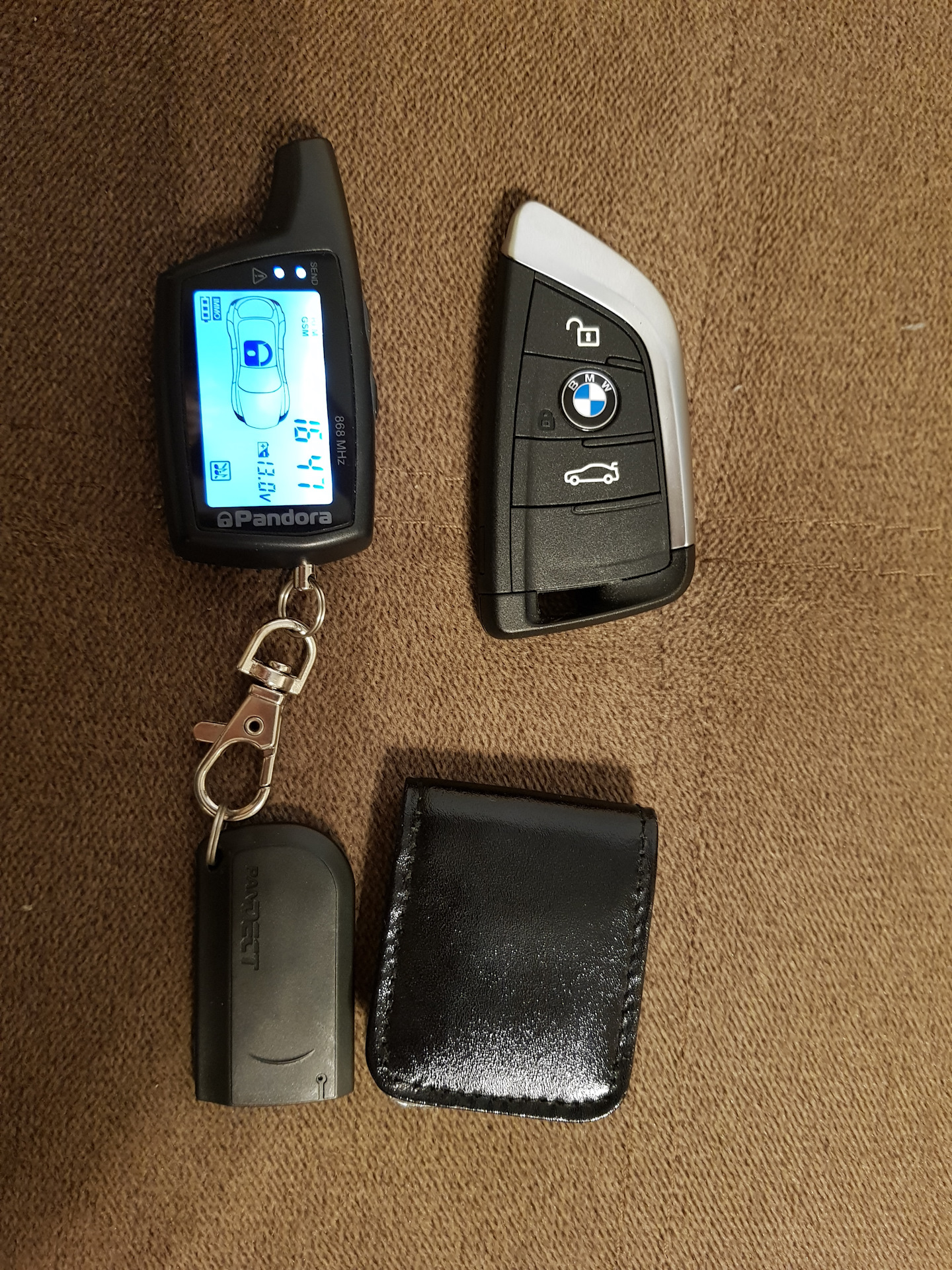 Сигнализация на бмв х3. Кнопка аварийной сигнализации bmw x5. Ключ от бмв е90. Брелок сигнализации бмв. Ключи от бмв е38 с брелком.