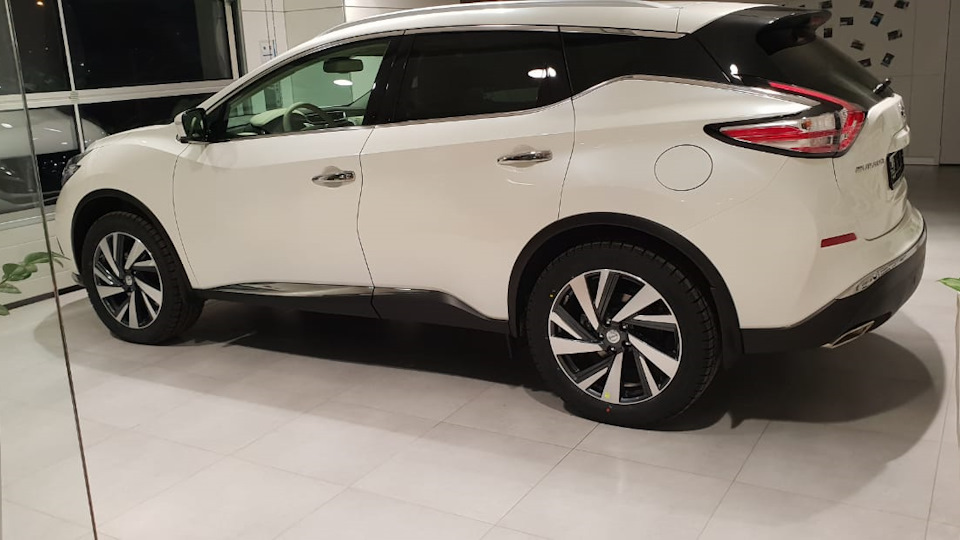 nissan murano belyj zhemchug mashina zheny