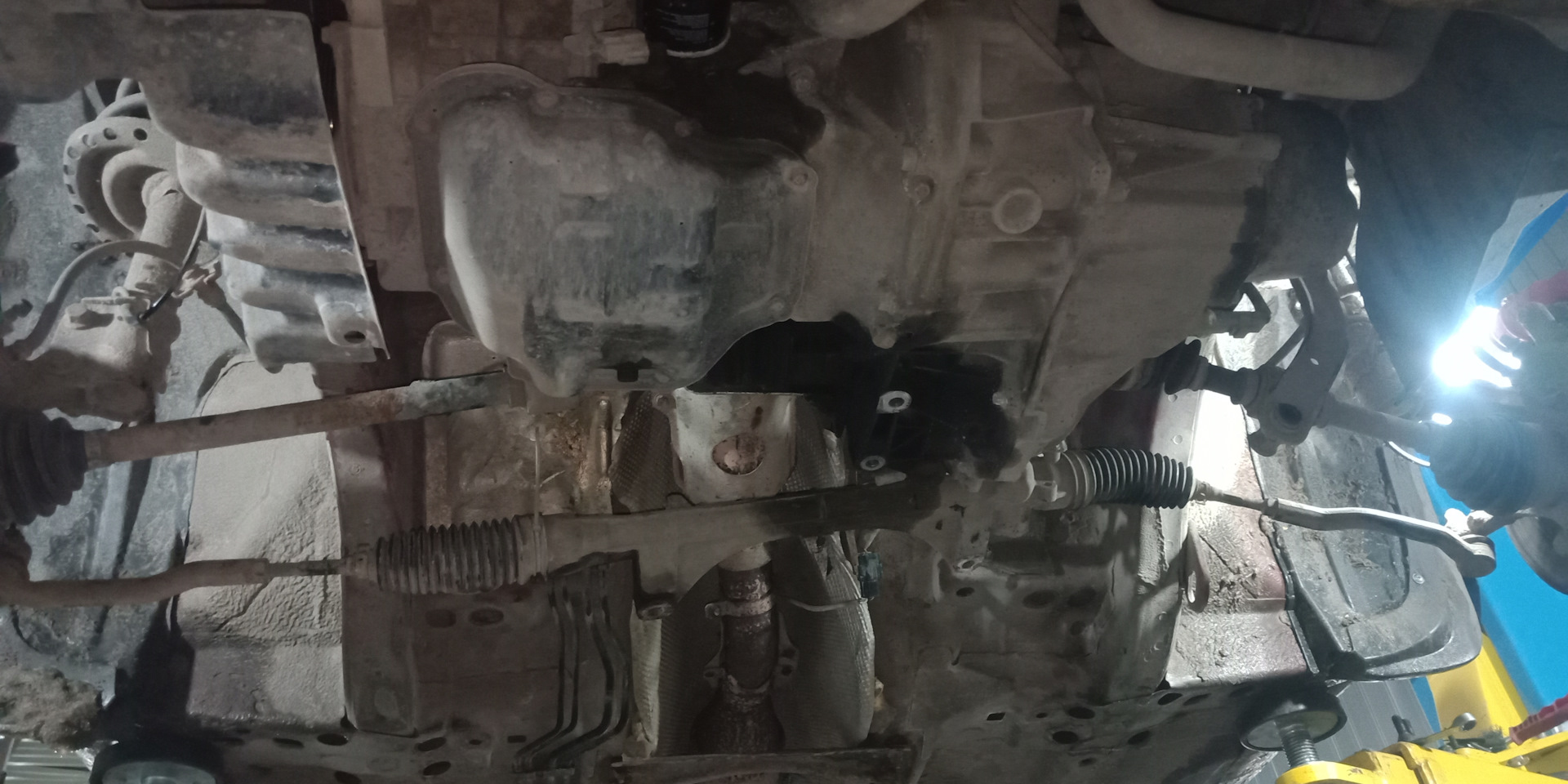 Замена резинок на реактивной тяге подрамника. — Nissan Note (1G), 1,6 л ...