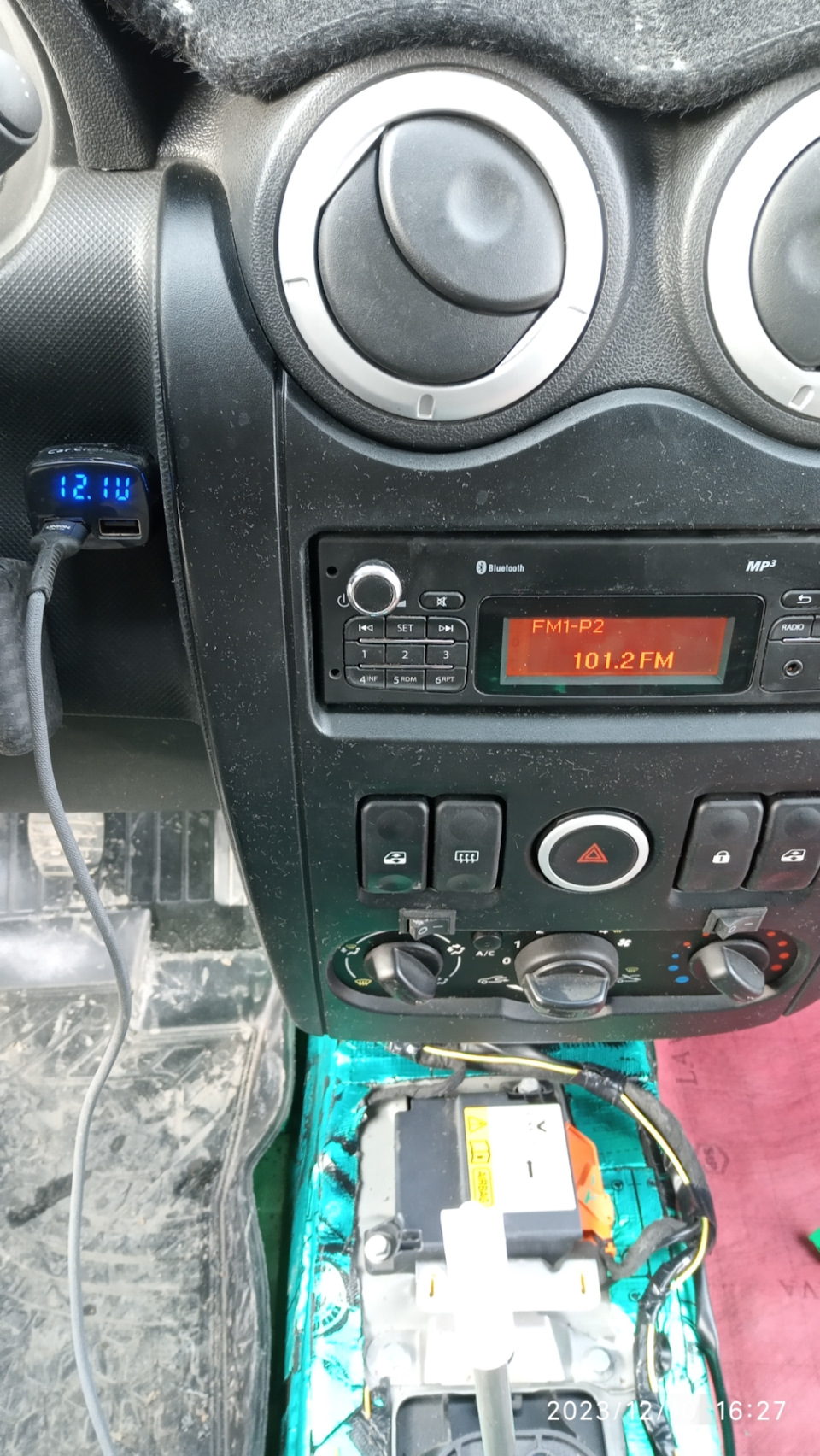 USB вместо прикуривателя в Ларгусе — Lada Ларгус, 1,6 л, 2018 года ...