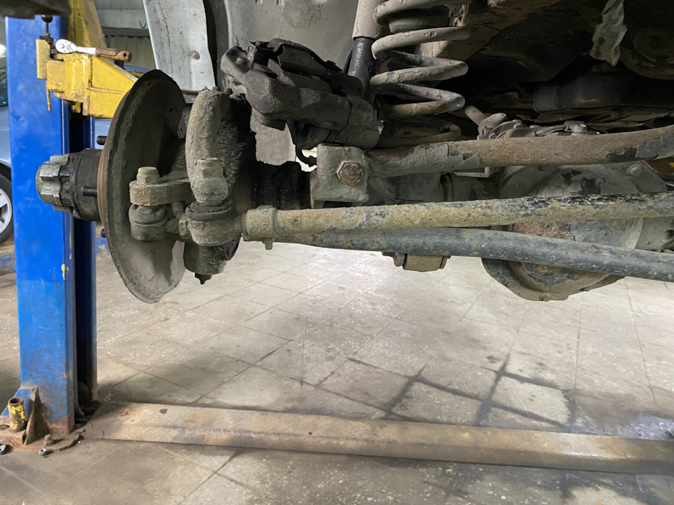 Замена рулевого наконечника, сапунов, шприцовка и замена масла в мостах ...