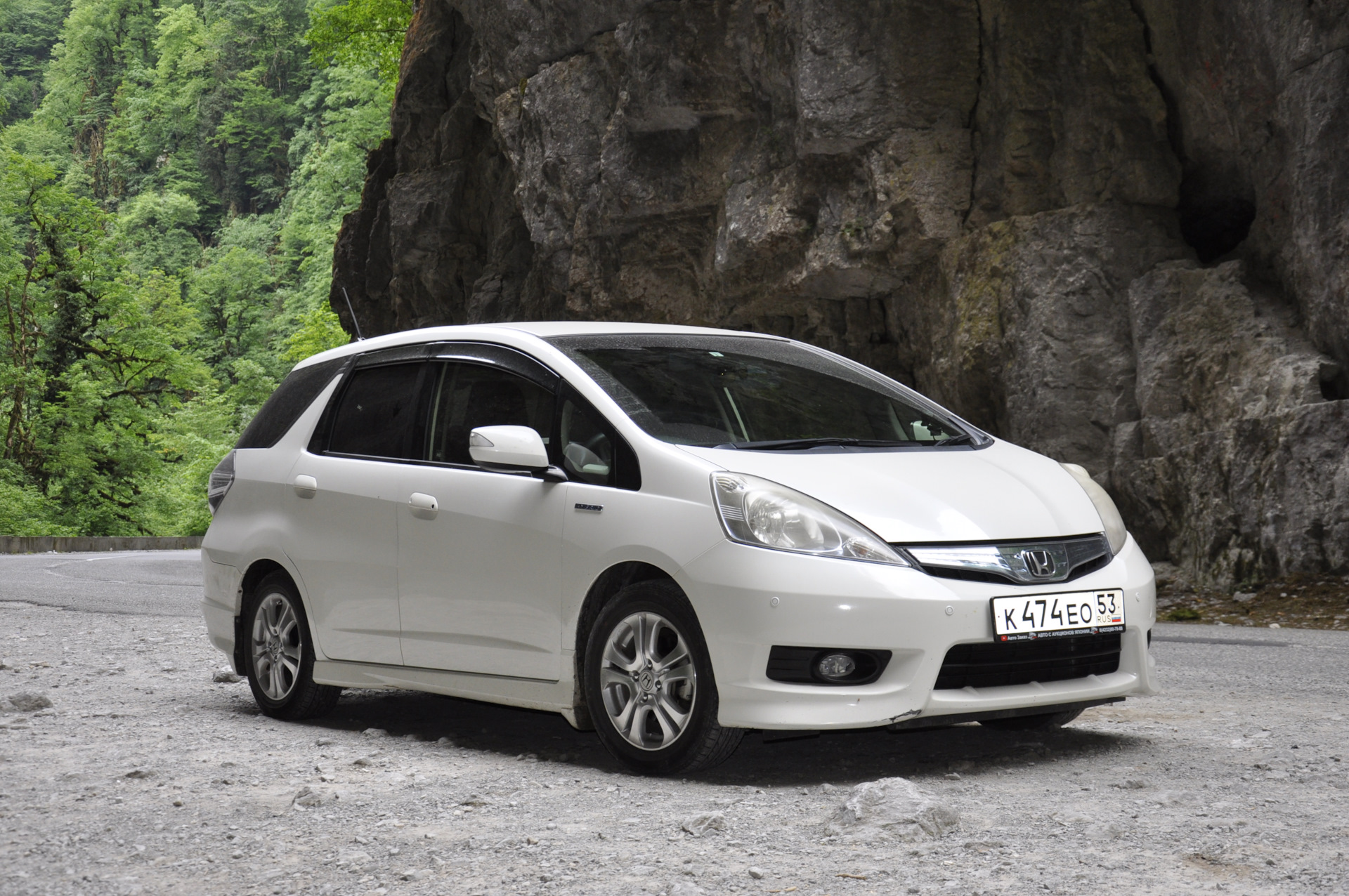 Машина one. Honda Fit Shuttle 2012 куда поставить ходовые огни.