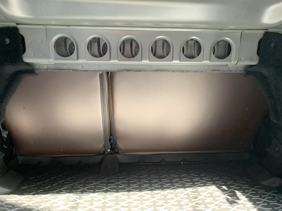 Вот такой багажник до установки накладки — Lada Vesta (1G)