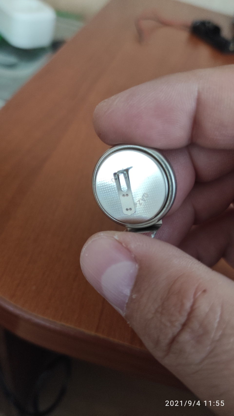 Вздутая старая батарейка — Toyota RAV4 (5G)