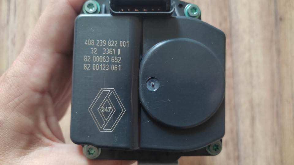 Запчасти на фото: 8200063652, 8200123061, 408239822001. Фото в бортжурнале Renault Logan (2G)