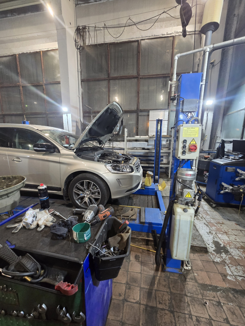 Меняем масляный фильтр и сбрасываем межсервисный интервал. — Volvo XC60 (1G)