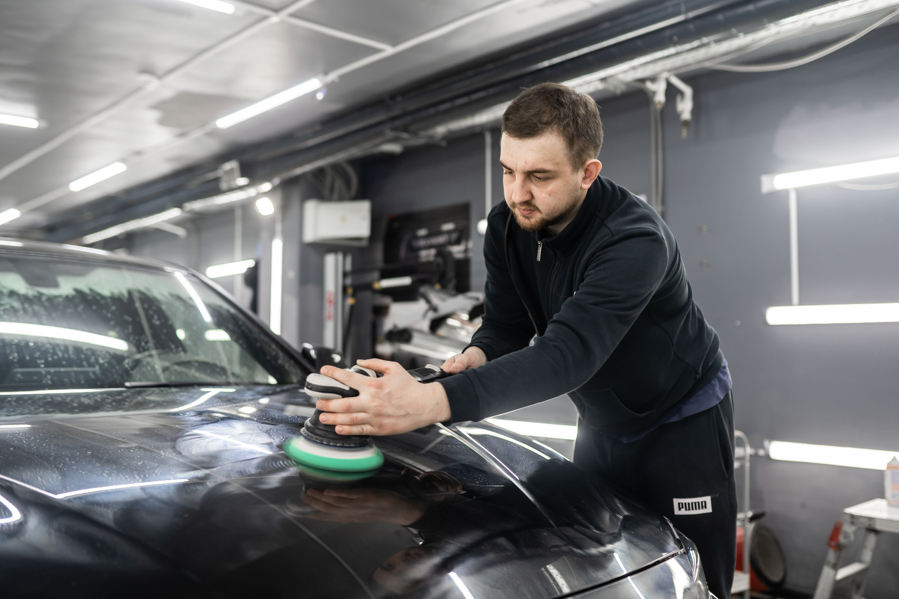 Q detailing. Аксессуары в детейлинг студия. Сервис BMW детейлинг. Реклама чехлы детейлинг студия.