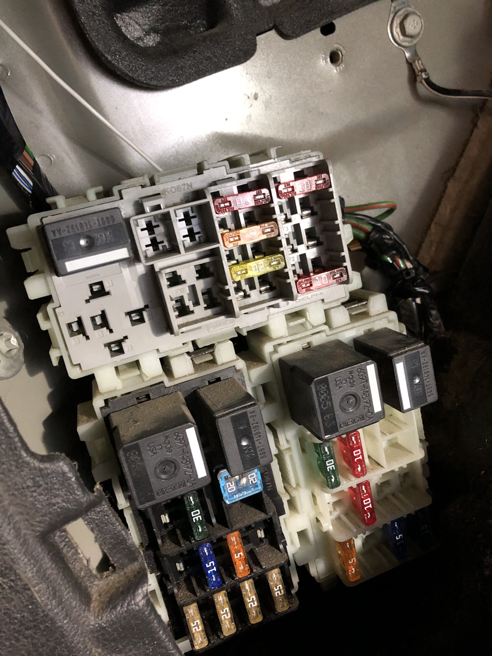 Вот что получилось. Запитаны окна и премиум саунд — Ford Galaxy (Mk III). Запчасти на фото: 261241, 261811