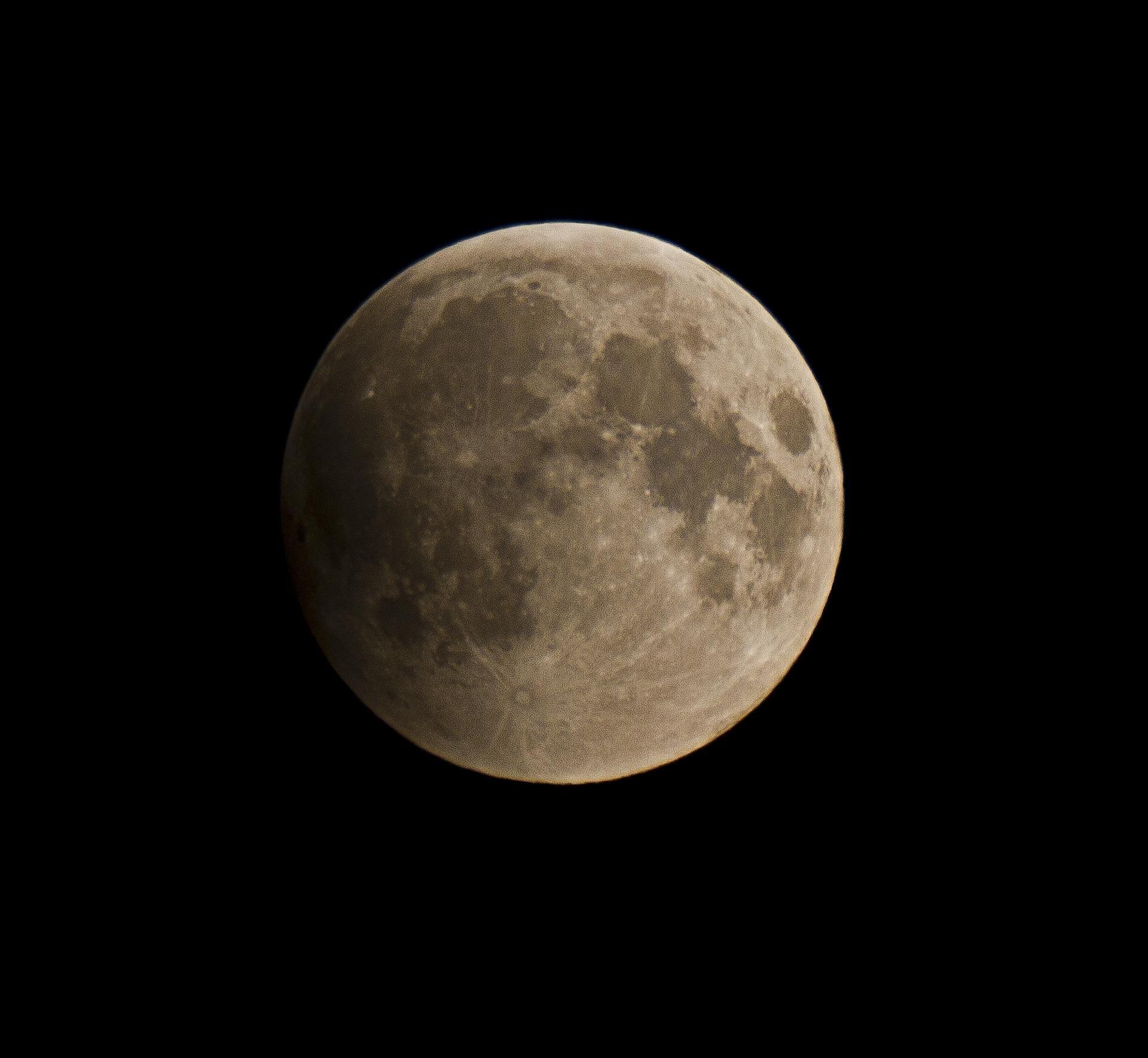 The moon last night. Почему Луна похожа на унылое лицо.