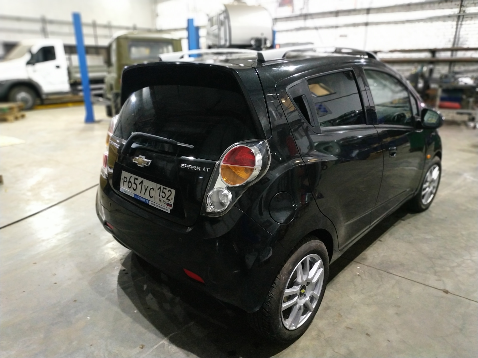 Black spark. Chevrolet Spark черный. Шевроле Спарк черный матовый. Chevrolet Spark Black Tuning. Chevrolet Spark черные дуги.