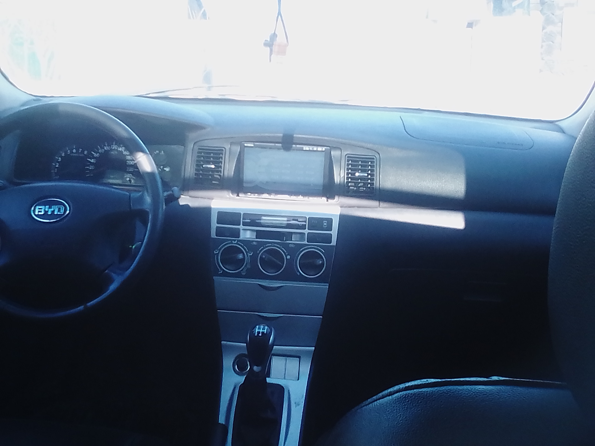 Byd f3 r хэтчбек. Byd f3 хэтчбек салон. Штатная магнитола byd f3. Сидения на byd f3. F 3 установить.