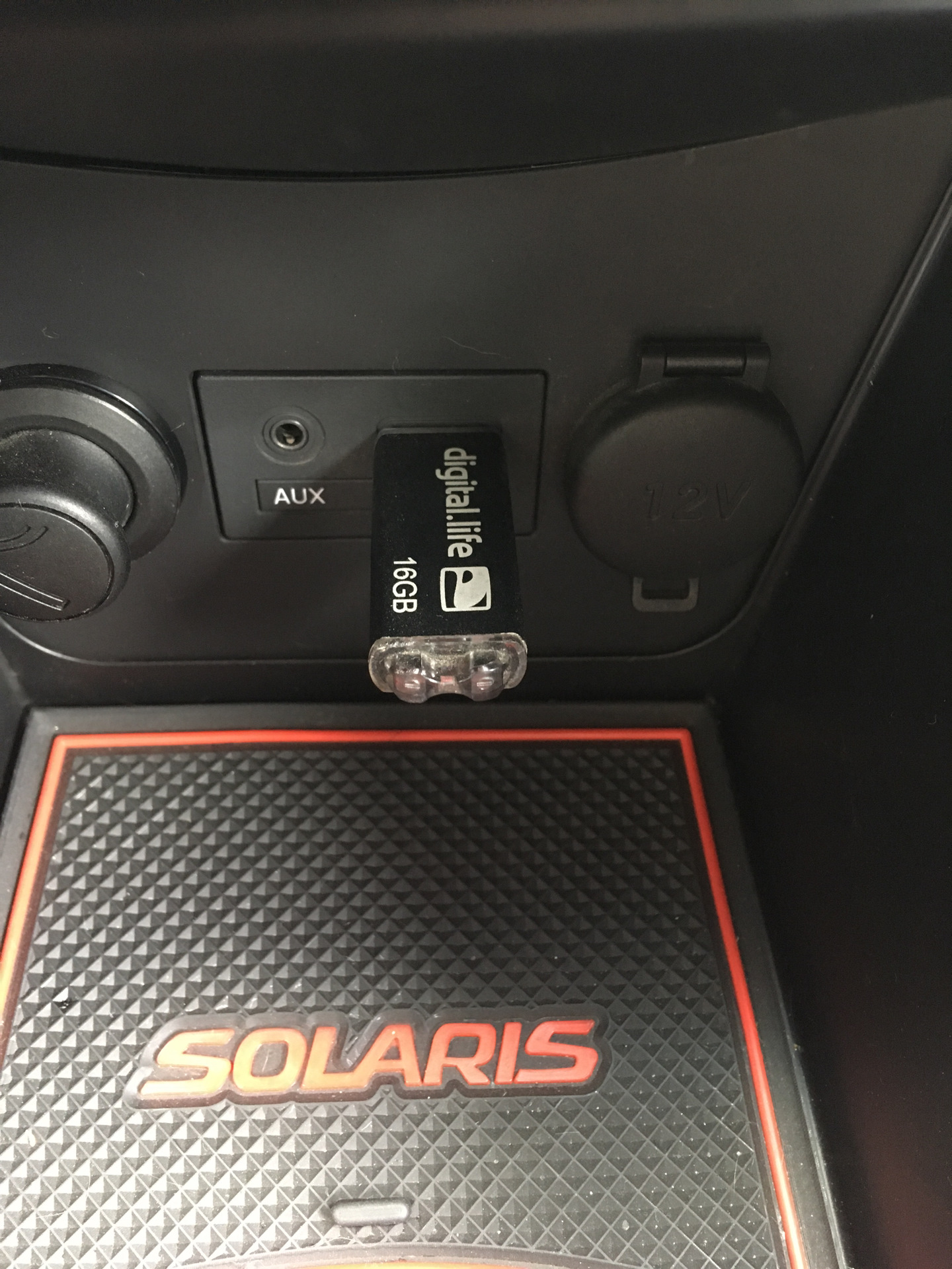 Установил удобный USBфлешнакопитель. — Hyundai Solaris, 1,6 л, 2015