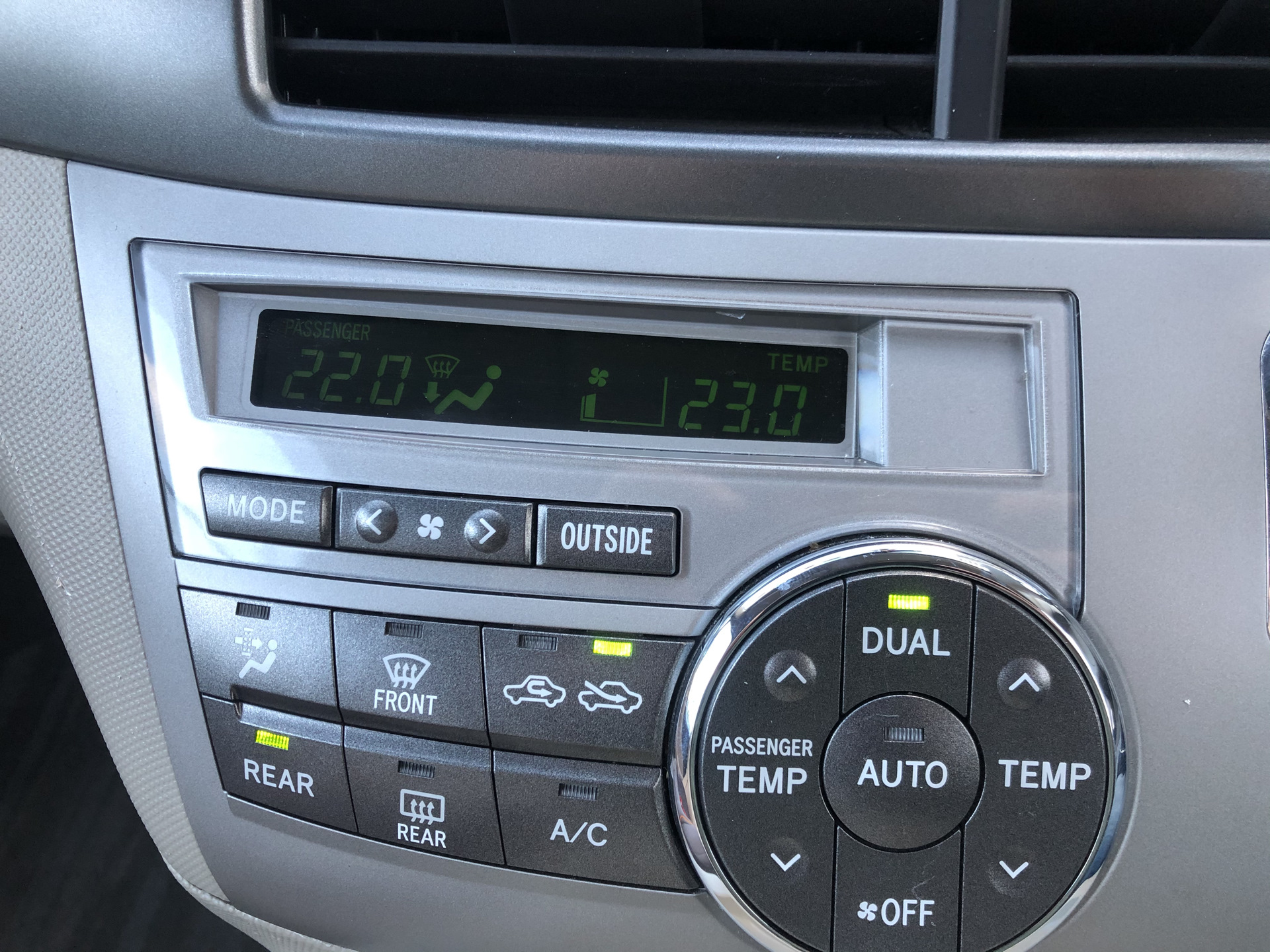 Не работает климат. Панель приборов Тойота Эстима гибрид. Vit Тойота панель климата. Инверсия дисплеев климата. Инверсный экран климата Toyota.