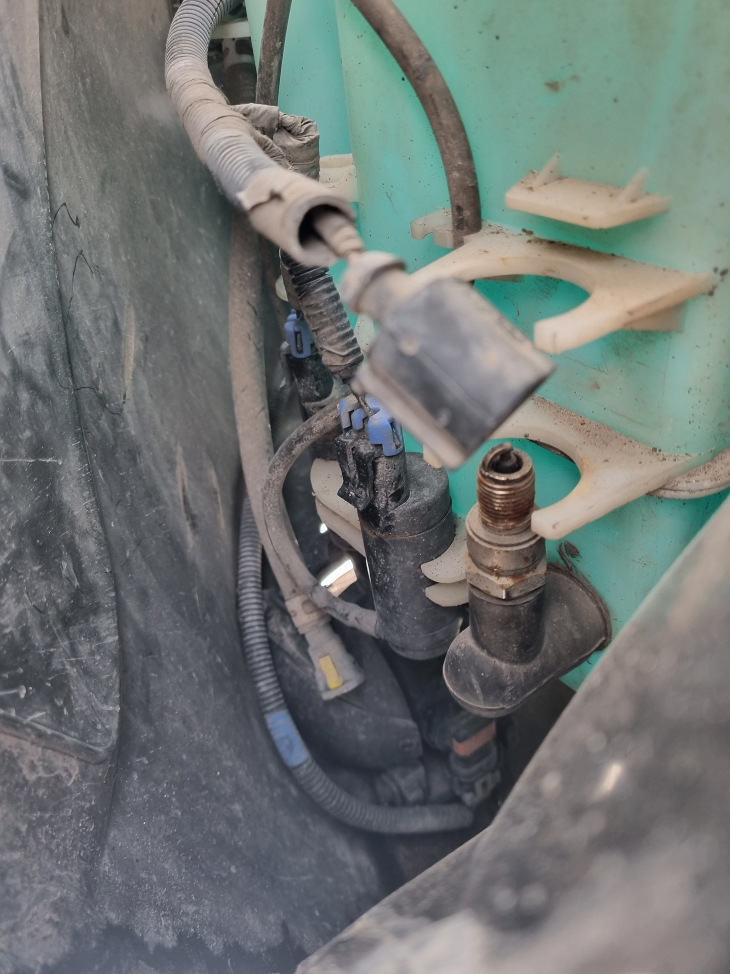 Не работают омыватели переднего стекла, заднего и фар. Реле в ногах ...