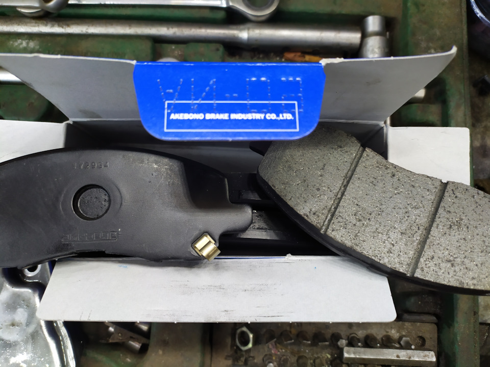 Замена передних тормозных колодок — Mitsubishi Outlander (3G), 2 л ...