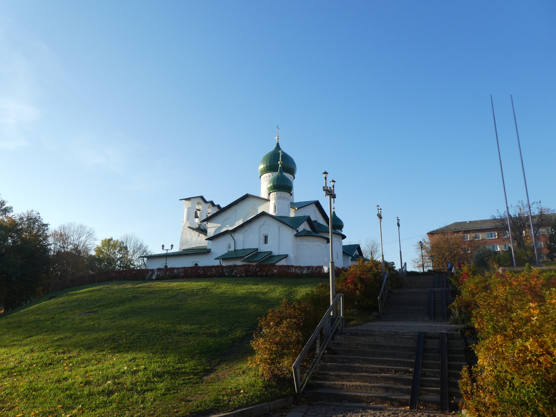 Псковская церковь фото. Богоявленская Церковь Псков. Храм Богоявления с Запсковья Псков. Церковь Богоявления со звонницей Псков.