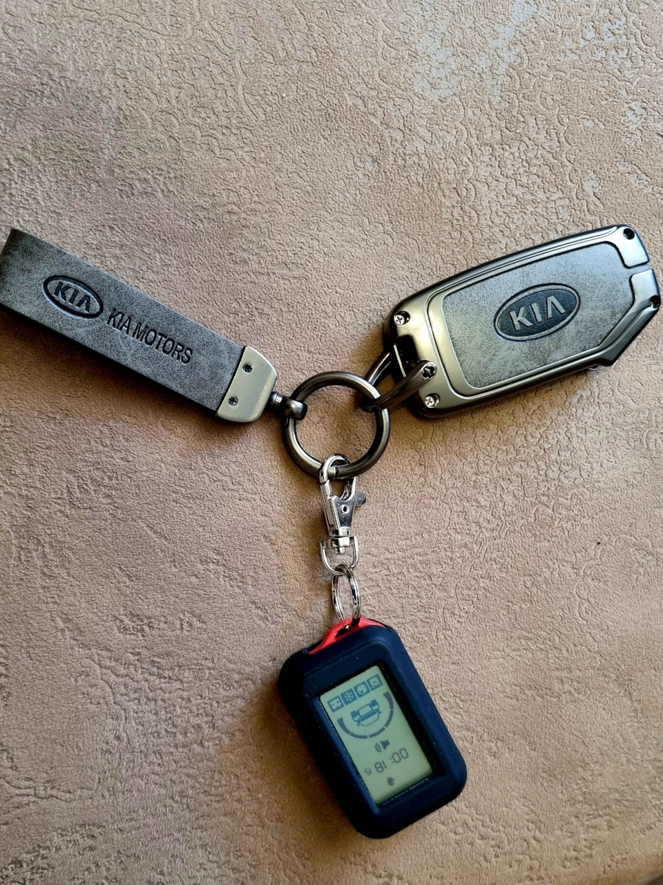 Нашёл много вариантов для 5 кнопочного ключа, но остановился на универсальном. Для метки чехол пригодился не сильно — использую смартфон. — KIA K5 (3G)