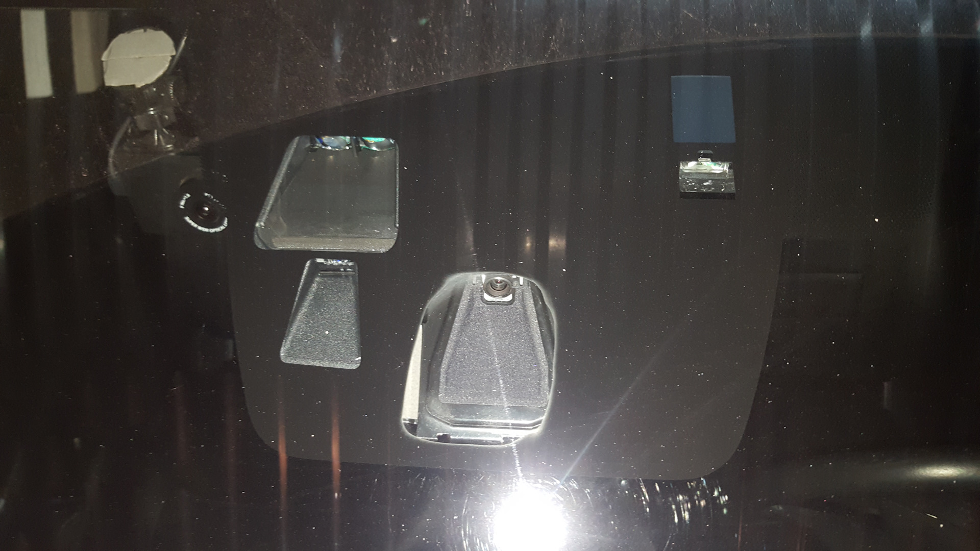 Mazda лобовое стекло cx. Mazda CX-5 датчики на лобовом стекле. Датчик дождя Мазда сх5. Mazda CX 5 лобовое. Датчик дождя на лобовом стекле Mazda CX-5.