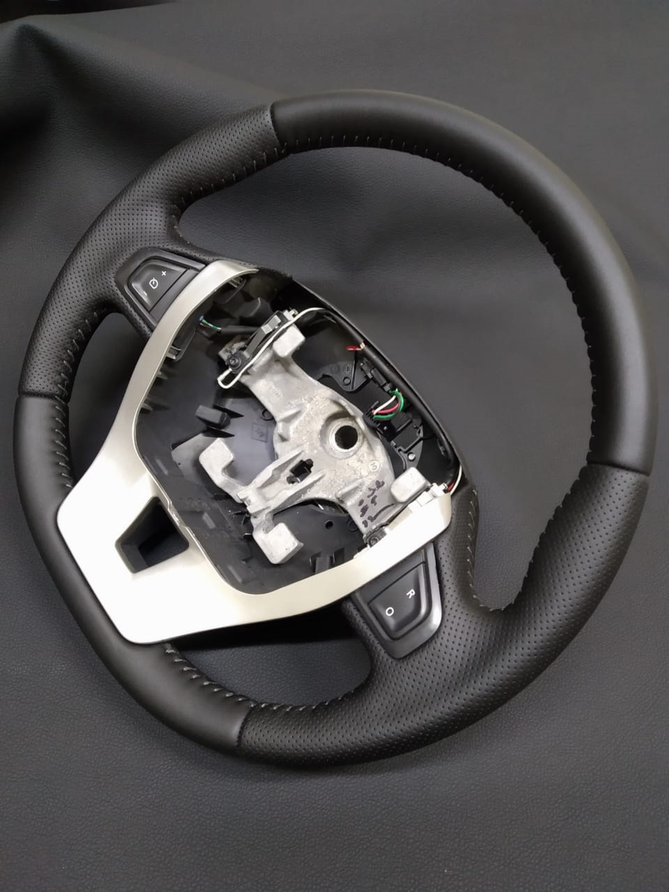 руль рено лагуна 3 gt. руль для renault laguna 3 gt. руль рено лагуна 3. оплетка на руль рено лагуна 2. перетяжка руля renault laguna 3.