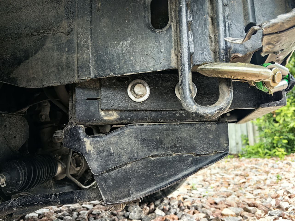 крепление переднего кронштейна клюза к дропбоксам реактивных тяг — Mitsubishi Pajero iO