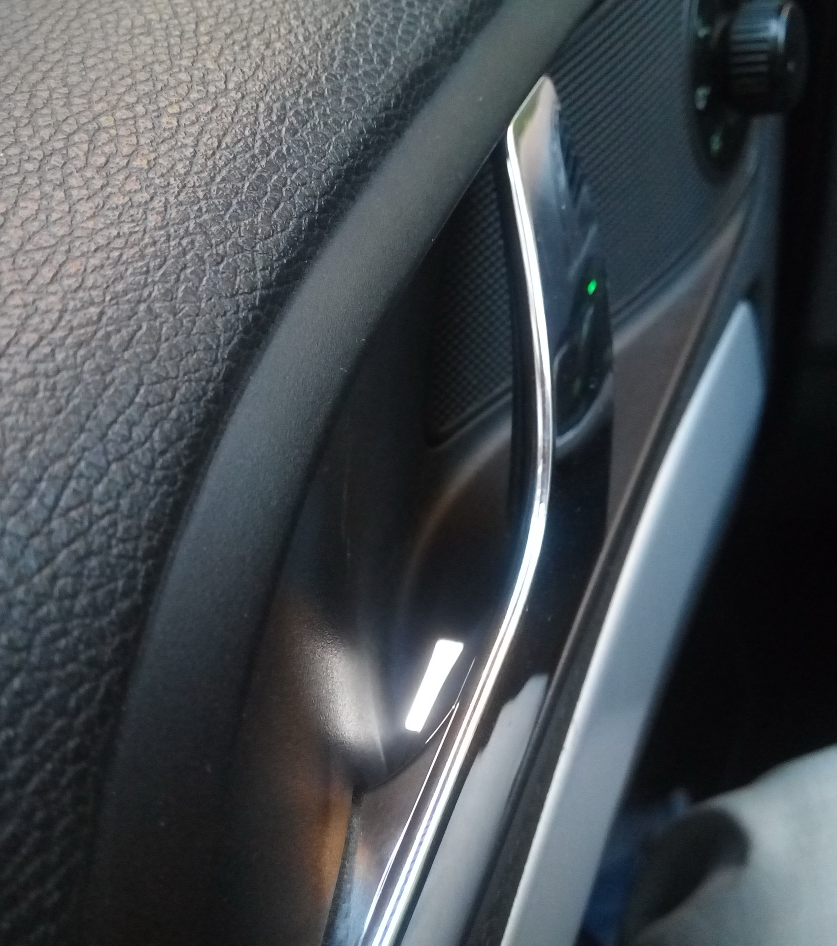 открывание дверей шкода