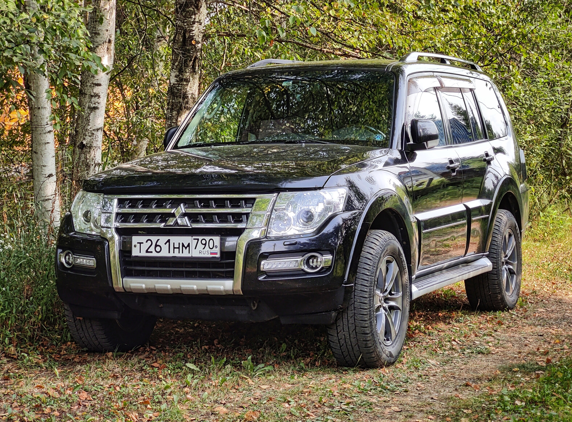 Паджеро 4 сравнение. Паджеро 4 Рестайлинг. Mitsubishi Pajero 2014. Сервис Паджеро. Паджеро в сервисе 48 регион.