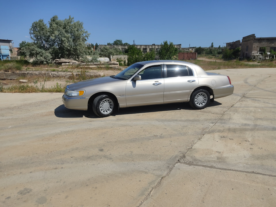 Фото в бортжурнале Lincoln Town Car III